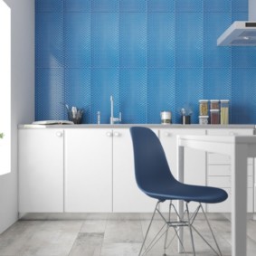 Pannelli blu in una cucina moderna