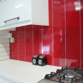 Tablier rouge en panneaux PVC