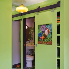 Porte commune pour garde-manger et toilettes