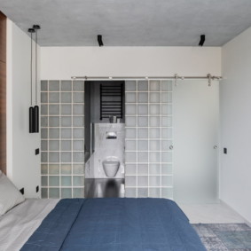 Chambre des conjoints avec WC dans une niche