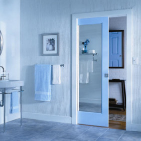 Porte coulissante avec surface miroir