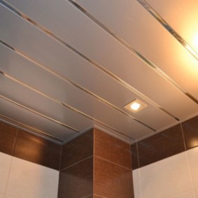 Plafond en plastique brillant