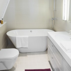 Bagno bianco nella soffitta di una casa privata