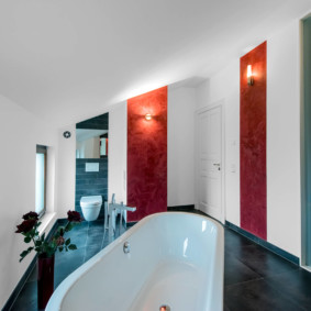 Decorazione rossa e bianca della parete di un bagno moderno