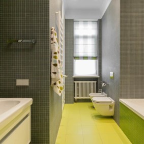 Pavimento giallo in bagno