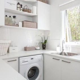 Interno di una piccola cucina di colore bianco