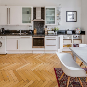 Pavimento in parquet in una cucina lineare