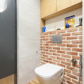 Niche dans le mur au-dessus des toilettes blanches