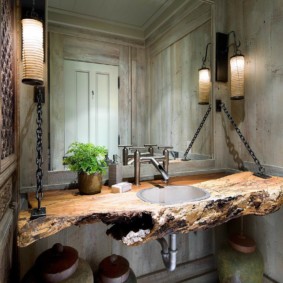 Plan de travail en bois massif dans des toilettes de style loft