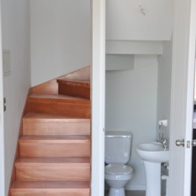 Escalier en bois au deuxième étage d'une maison de campagne