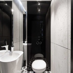 Toilettes blanches sur un mur noir