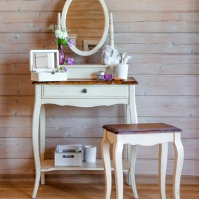 Tabouret en bois avec assise rembourrée