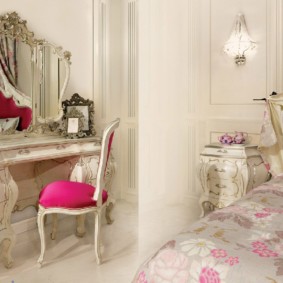 Chaise classique rembourrée rose