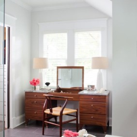 Table de beauté devant la fenêtre de la chambre