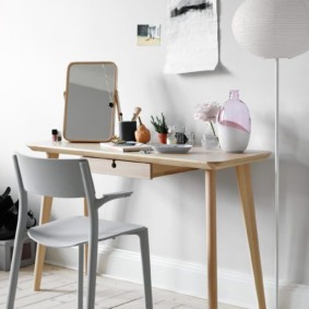 Lampadaire avec un plafond rond sur une jambe mince