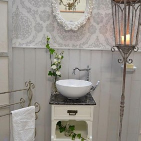 Lanterne rétro de jardin dans la salle de bain shabby chic