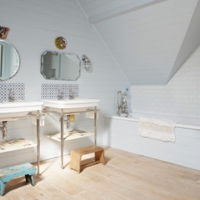 Intérieur de la salle de bain avec deux lavabos