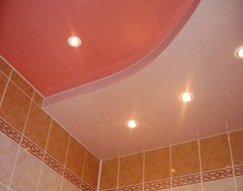 Two-level ceiling in a compact bathroom