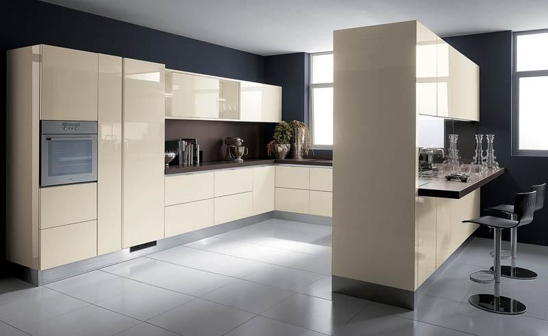 Facciate beige con superfici lucide