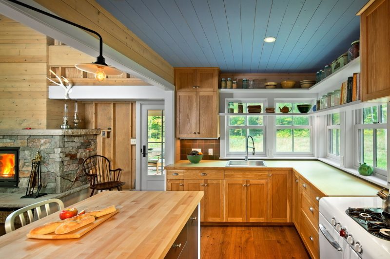 Plafond bleu dans la cuisine d'une maison de campagne