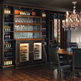 Home bar in legno scuro