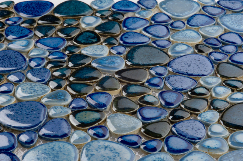 Mosaïque de verre sur le sol de la salle de bain