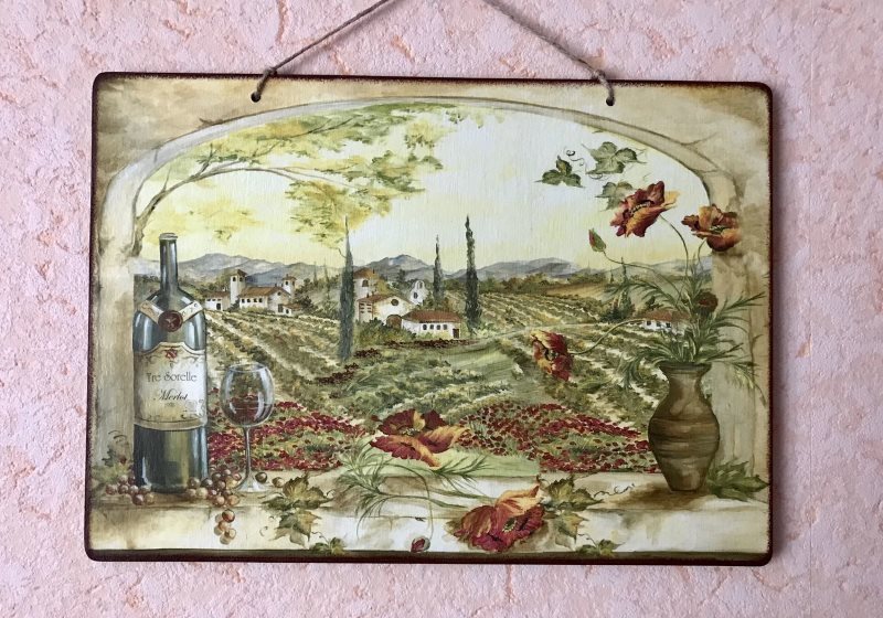 Decoupage dipinto sul muro con carta da parati liquida