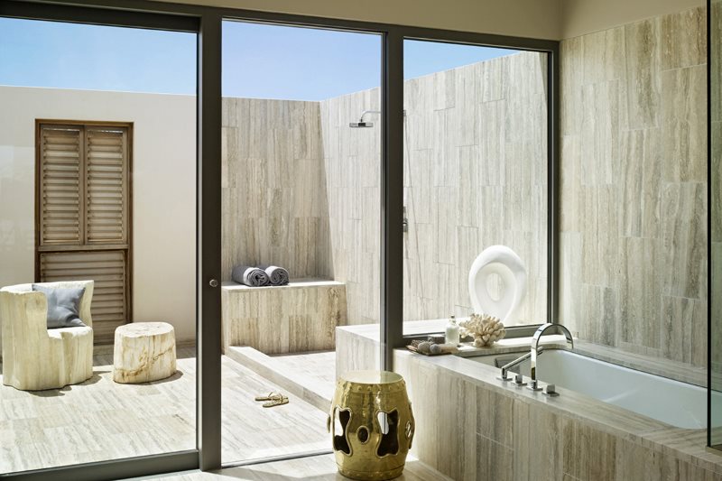 Portes coulissantes panoramiques dans la salle de bain d'une maison de campagne