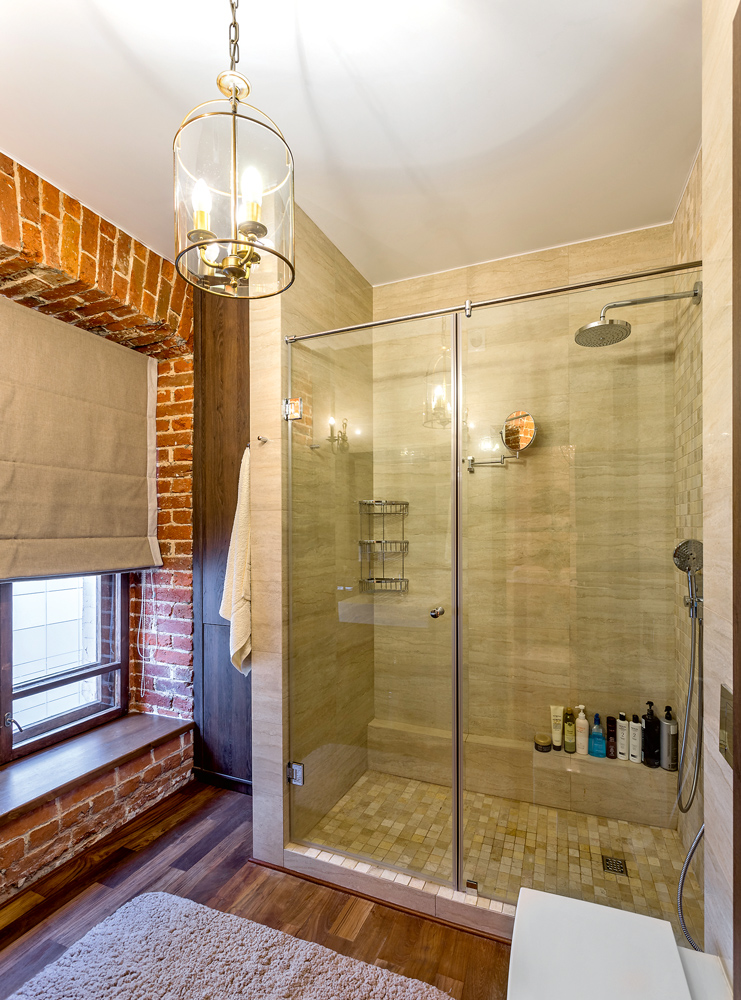 Mur de briques à l'intérieur de la salle de bain dans le style loft