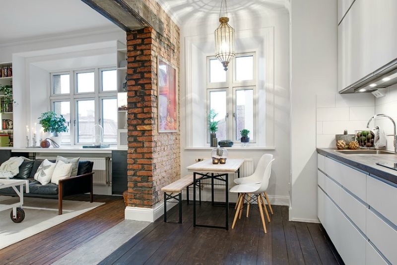 Cloison en brique avec décoration brute dans le séjour-cuisine 30 m²