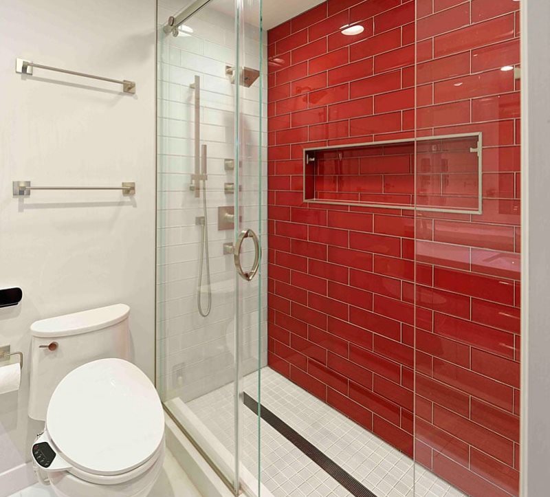 Carreaux de céramique rouge sur le mur de la cabine de douche