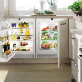 Frigo basso sotto il davanzale della cucina