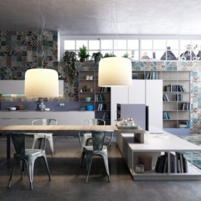 Chaises en plastique gris dans la salle à manger