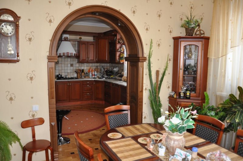 Archi in legno tra la cucina e il soggiorno