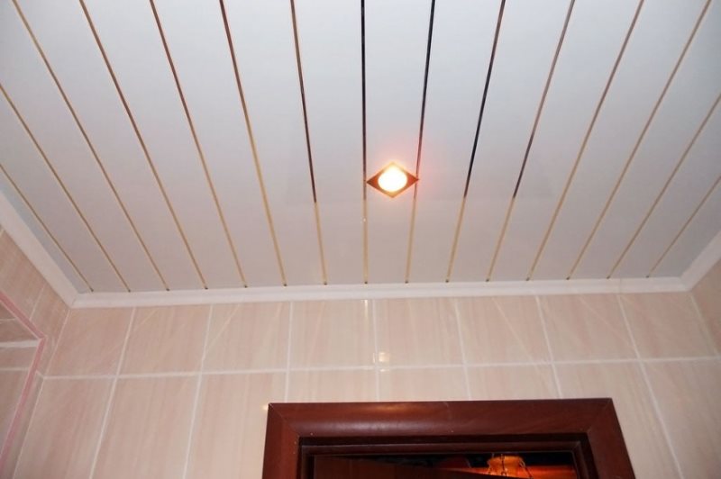 Lampe carrée sur plafond plastique