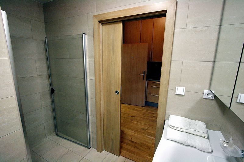 Porte coulissante de salle de bain avec douche