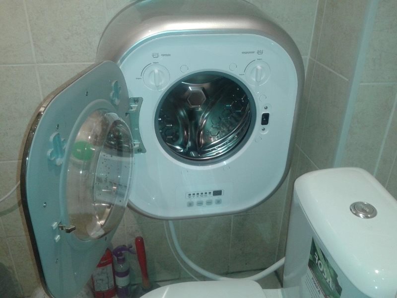 Lave-linge compact au mur dans la salle de bain