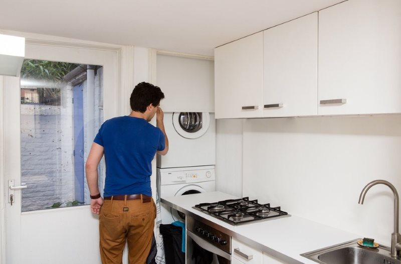 Place pour une machine à laver dans une niche de cuisine