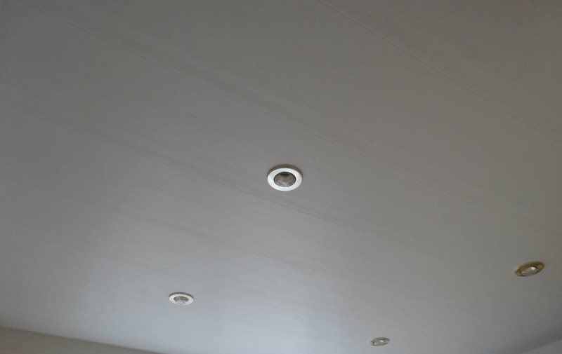 Luminaires encastrés au plafond mat dans la salle de bain