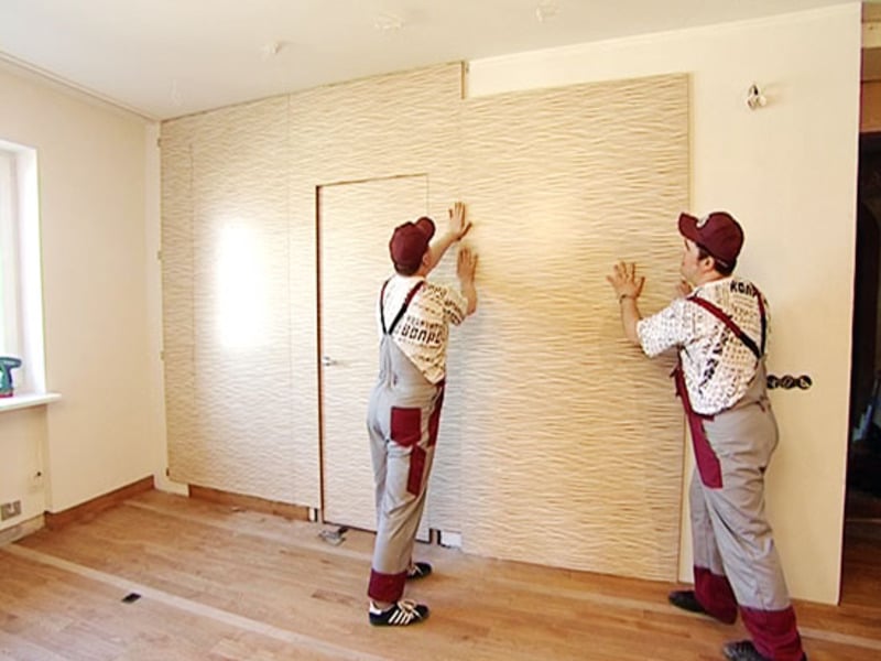 Pose de feuilles MDF sur les murs de la cuisine