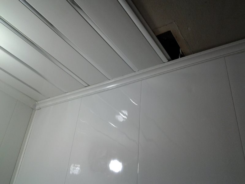 Installation of plastic panels on the toilet ceiling