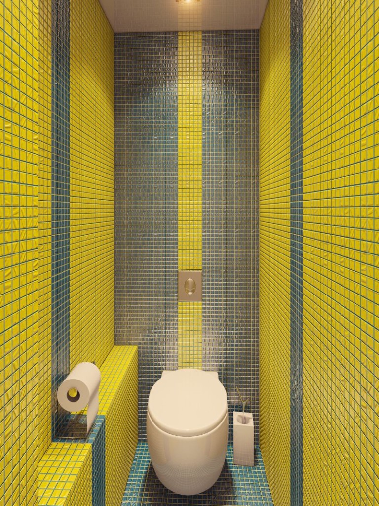 La combinazione di mosaico grigio e giallo in una toilette stretta