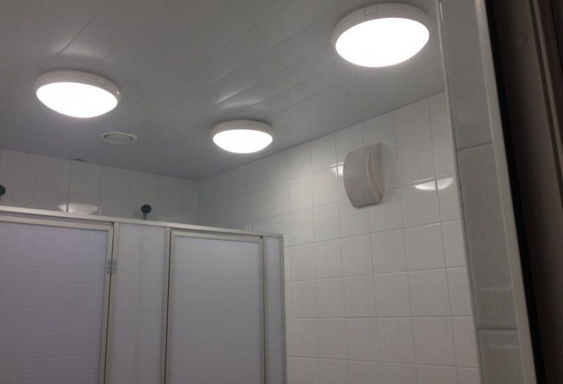 Trois luminaires plafonniers en panneaux PVC