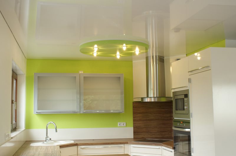 Cucina a due piani lucida con soffitto teso