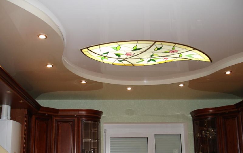 Soffitto teso con inserto in vetro colorato