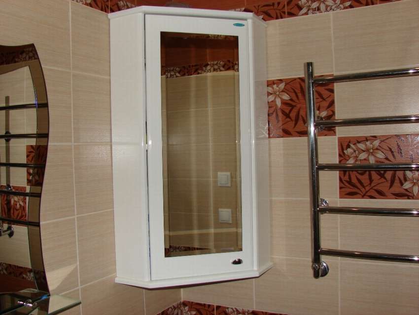 armoire de salle de bain d'angle