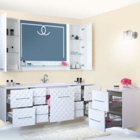 armoire murale dans la salle de bain photo design