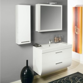 armoire suspendue dans le décor photo de la salle de bain