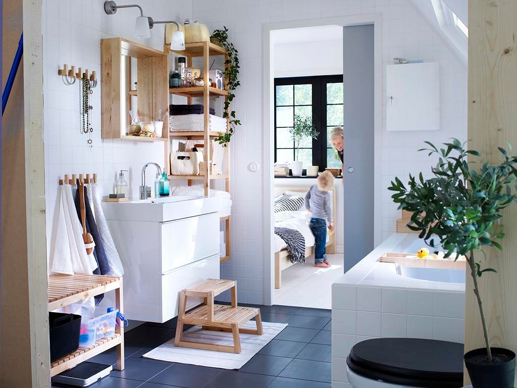 armoire suspendue dans la salle de bain