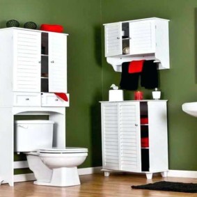 armoire suspendue dans la salle de bain